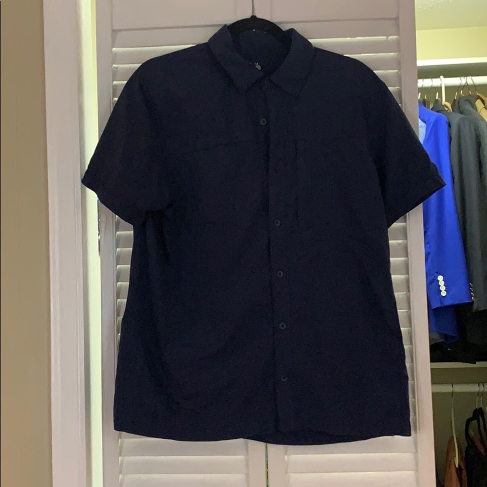 Men’s navy Mountain Hardware sport shirt